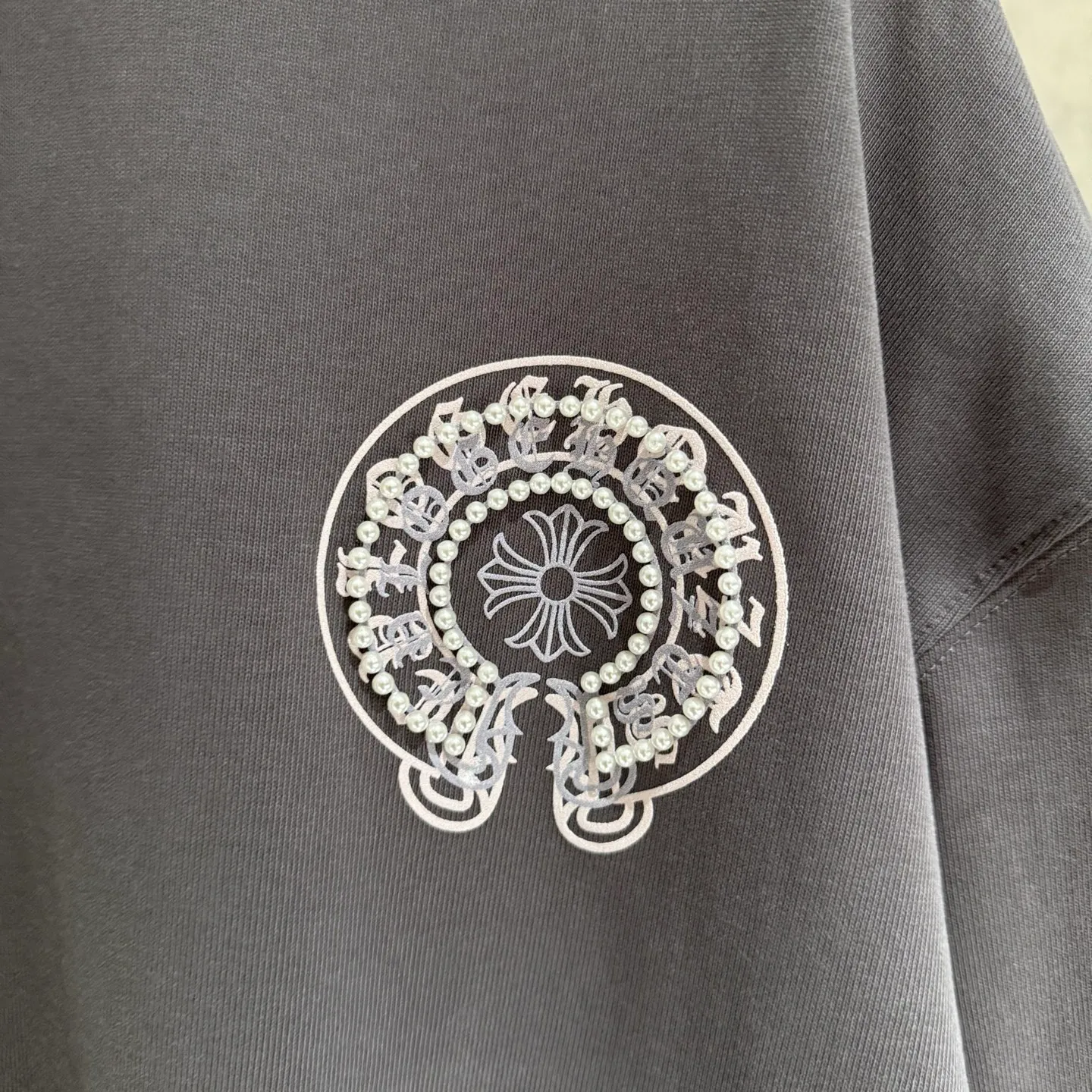 🅿️350 [Strict quality control] CH Croixin's new long-sleeved sweatshirt T-shirt. Heavy 420g double yarn fabric. Three-dimensional printing on the back panel ➕ bubble beads on the front and back. The whole garment is washed twice. The four sides are frayed and torn. Heavy fabric. The neckline is made of icy Solona. Loose fit. Deep, wide and stylish. No deformation or shrinkage. Color: 3 colors, black, white and gray. Size: M-2xl